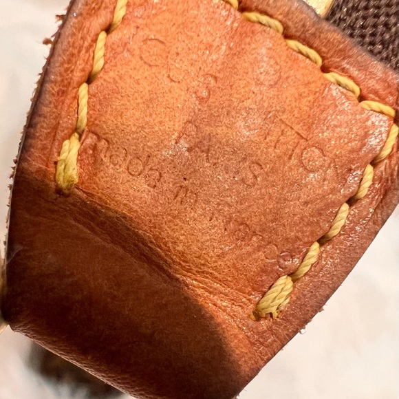 Authentic LV toiletry pouch - Picture 9 of 11